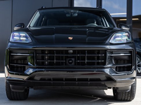 Used 2025 Porsche Cayenne image 8