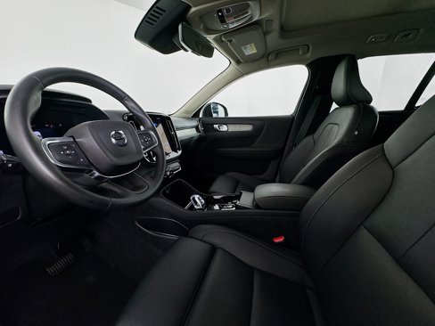 Used 2025 Volvo XC40 B5 Plus image 21