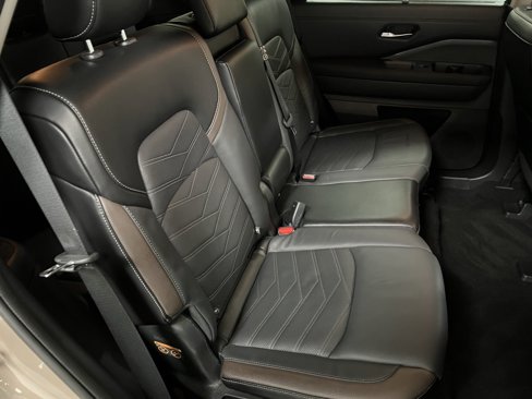 Used 2024 Nissan Pathfinder Platinum image 57