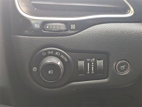 Used 2020 Jeep Cherokee Latitude Plus image 28