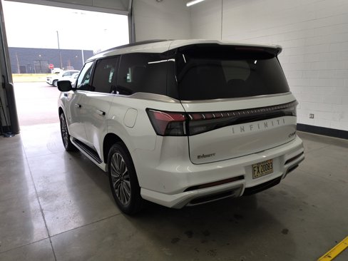 New 2025 INFINITI QX80 Luxe image 3
