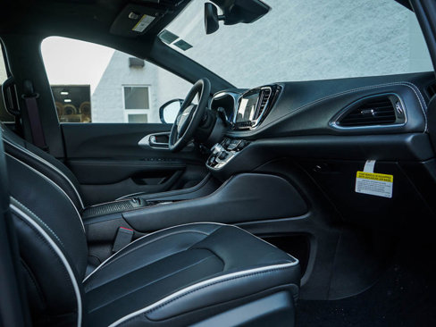 New 2026 Chrysler Pacifica Limited image 11