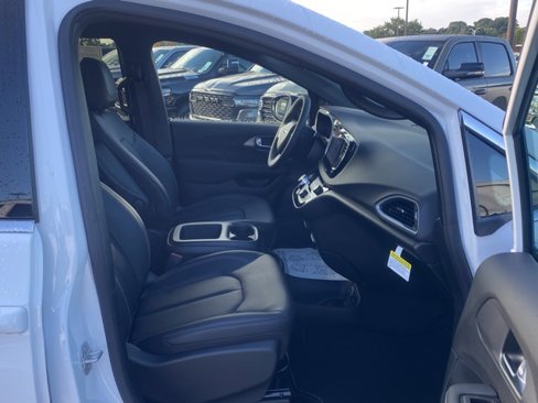 New 2026 Chrysler Voyager LX image 28