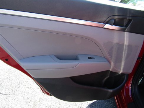 Used 2020 Hyundai Elantra SE image 24