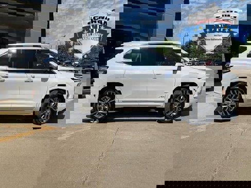 Used 2025 Buick Enclave Avenir w/ Super Cruise Package image 3