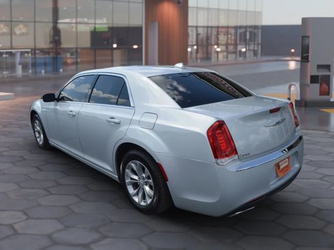 Used 2019 Chrysler 300 Touring image 4