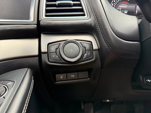 Used 2019 Ford Explorer Platinum image 18