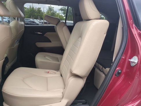 Used 2023 Toyota Highlander XLE image 13
