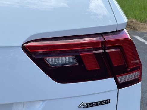 Used 2022 Volkswagen Tiguan SE R-Line image 10