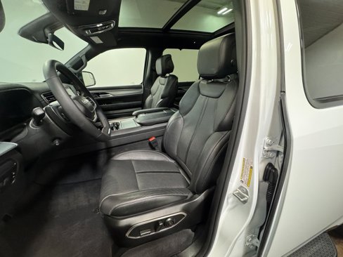 Used 2024 Jeep Wagoneer Series II w/ Convenience Group I image 12