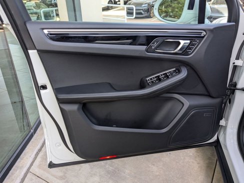 Certified 2025 Porsche Macan image 13