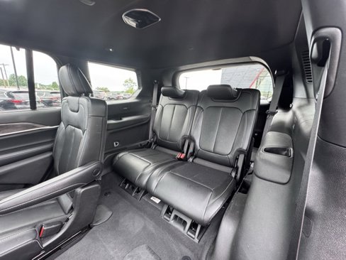 Used 2024 Jeep Grand Cherokee L Limited w/ Luxury Tech Group II image 12