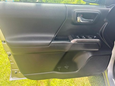 Used 2021 Toyota Tacoma TRD Off-Road image 10