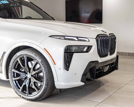 Used 2025 BMW X7 M60i w/ Climate Comfort Package image 3