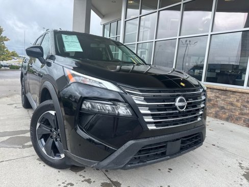 Used 2024 Nissan Rogue SV image 2