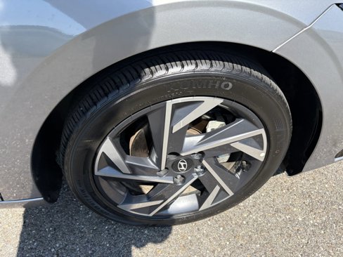 Used 2024 Hyundai Elantra Limited image 16