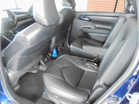 Used 2023 Toyota Highlander XLE image 9
