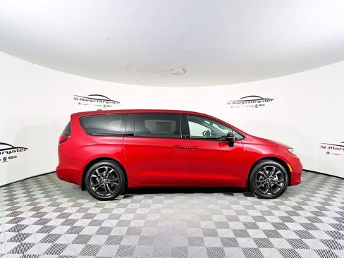 New 2026 Chrysler Pacifica Select image 9