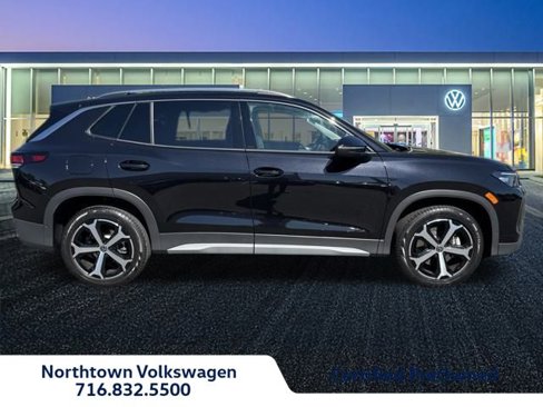 Certified 2025 Volkswagen Tiguan SE image 2