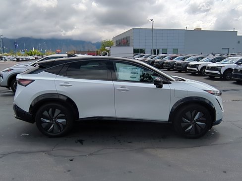 New 2025 Nissan Ariya Platinum image 2