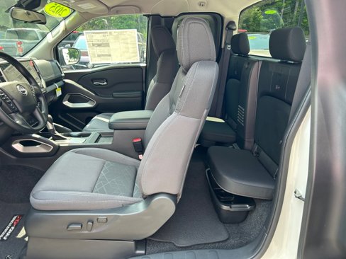 Used 2025 Nissan Frontier SV image 18