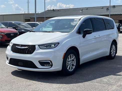 New 2025 Chrysler Pacifica Select image 3