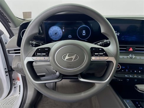 Used 2024 Hyundai Elantra SEL image 15