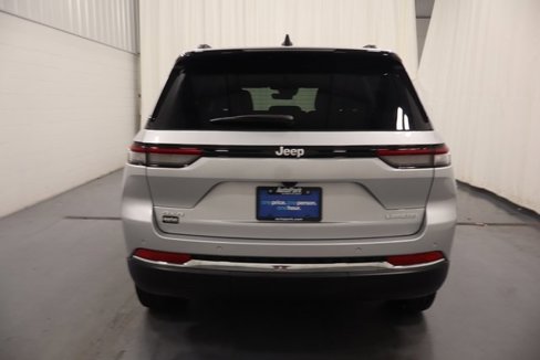 New 2025 Jeep Grand Cherokee Laredo image 7