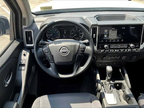 Certified 2025 Nissan Frontier SV image 17
