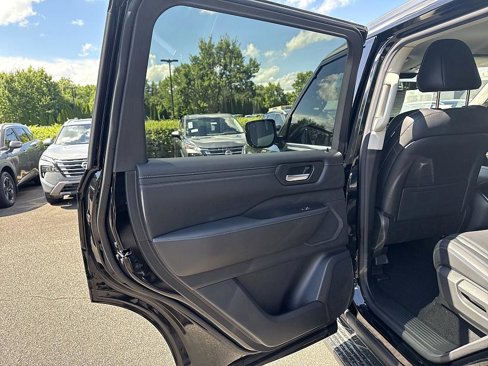 New 2025 Nissan Armada SV image 9
