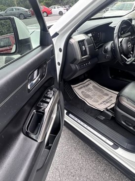 Used 2022 Nissan Pathfinder Platinum image 11