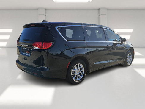 Used 2023 Chrysler Voyager LX image 5