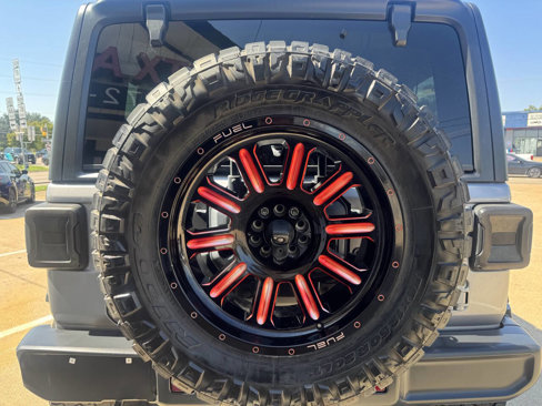 Used 2018 Jeep Wrangler Unlimited Sahara w/ Cold Weather Group image 17