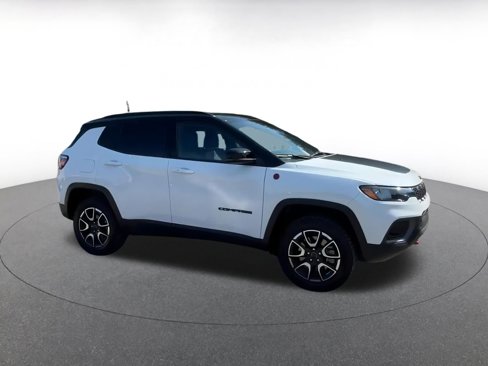 Used 2025 Jeep Compass Trailhawk image 2