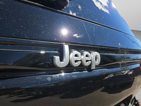 Used 2025 Jeep Grand Cherokee Laredo w/ Luxury Tech Group I image 18