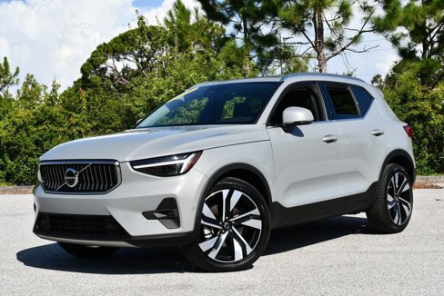 Used 2024 Volvo XC40 B5 Plus image 22