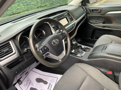 Used 2015 Toyota Highlander LE image 5