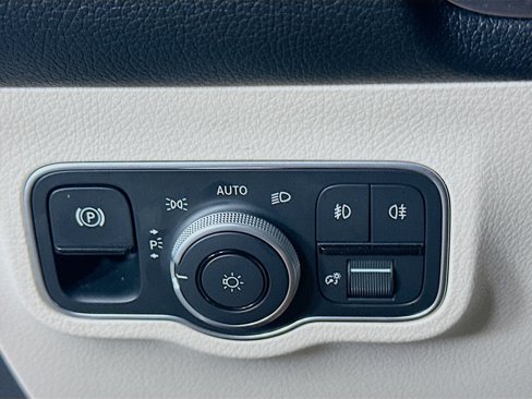 Used 2025 Mercedes-Benz GLB 250 image 17