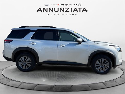 Used 2025 Nissan Pathfinder SV image 6