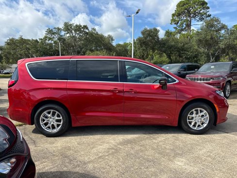 New 2026 Chrysler Pacifica Select image 2