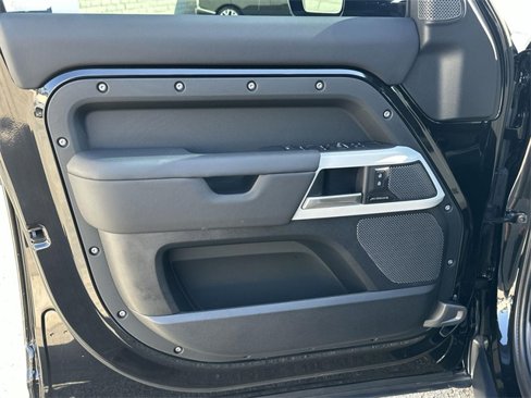 Used 2024 Land Rover Defender 110 SE image 22