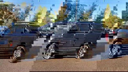 Used 2023 GMC Yukon SLT w/ SLT Premium Package image 6