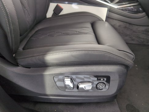 New 2026 BMW X7 M60i image 32