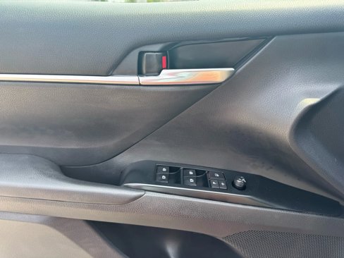 Used 2019 Toyota Camry LE image 23