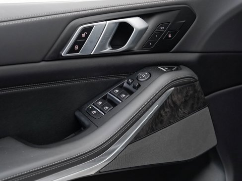 Used 2025 BMW X5 xDrive40i w/ M Sport Package image 8