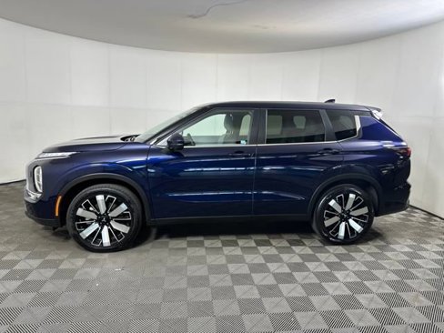 Used 2025 Mitsubishi Outlander SE image 6