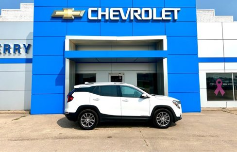 Used 2024 GMC Terrain SLT image 3