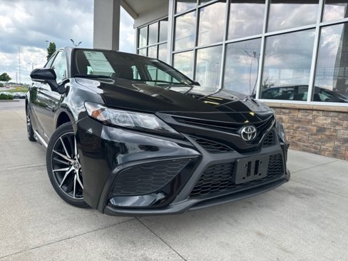 Used 2024 Toyota Camry SE image 2