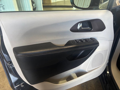 Used 2020 Chrysler Voyager L image 4