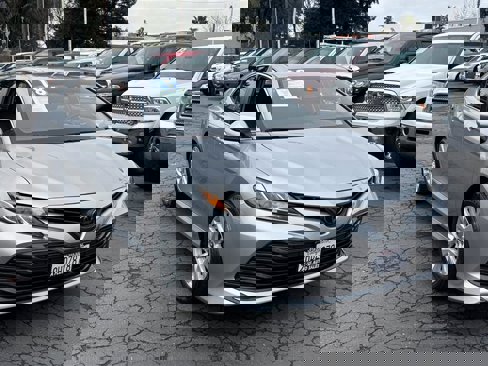 Used 2018 Toyota Camry LE image 1